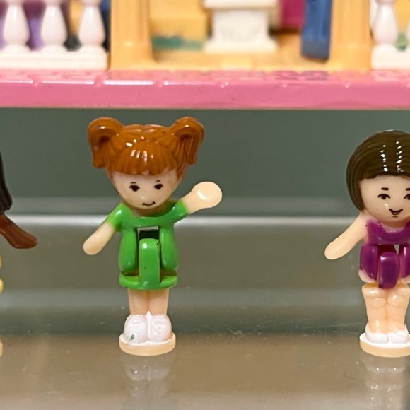 Vintage Polly Pocket 1994 Light Up Hotel with three dolls and some lights - Picture 2 of 8